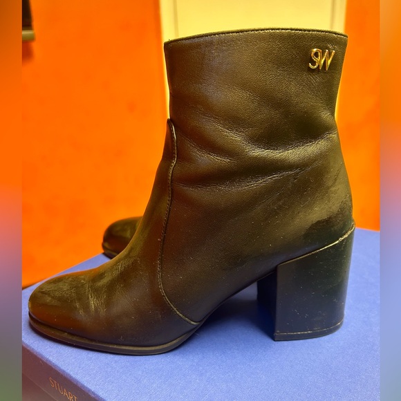 Stylish Stuart Weitzman boots - Picture 1 of 11